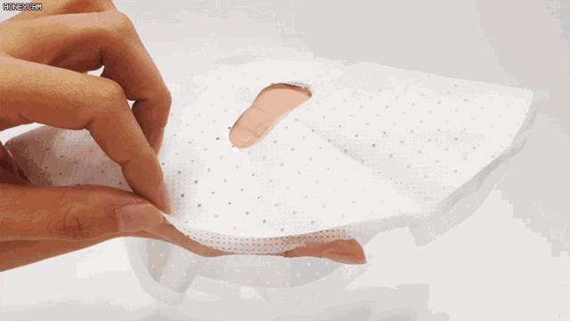 面膜纸上的塑料纸起什么作用,面膜塑料纸需要敷在脸上还是撕掉