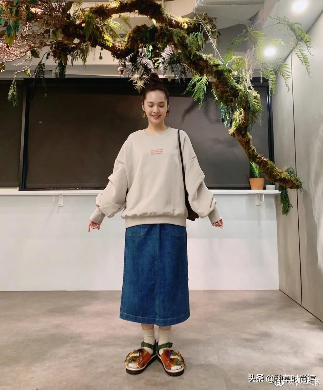 秋冬新款上新卫衣穿搭,今秋更流行卫衣裙