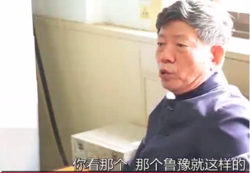 杨杨引争议！接受邓亚萍采访时跷二郎腿，还称国内开会时会睡着