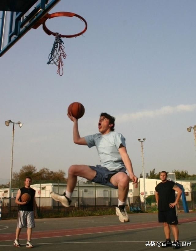 杩欏紶鐓х墖鎵垮寘浜嗕竴澶╃殑绗戠偣,杩愬姩鍦轰笂绮惧僵鐨勪竴鐬棿鎶撴媿