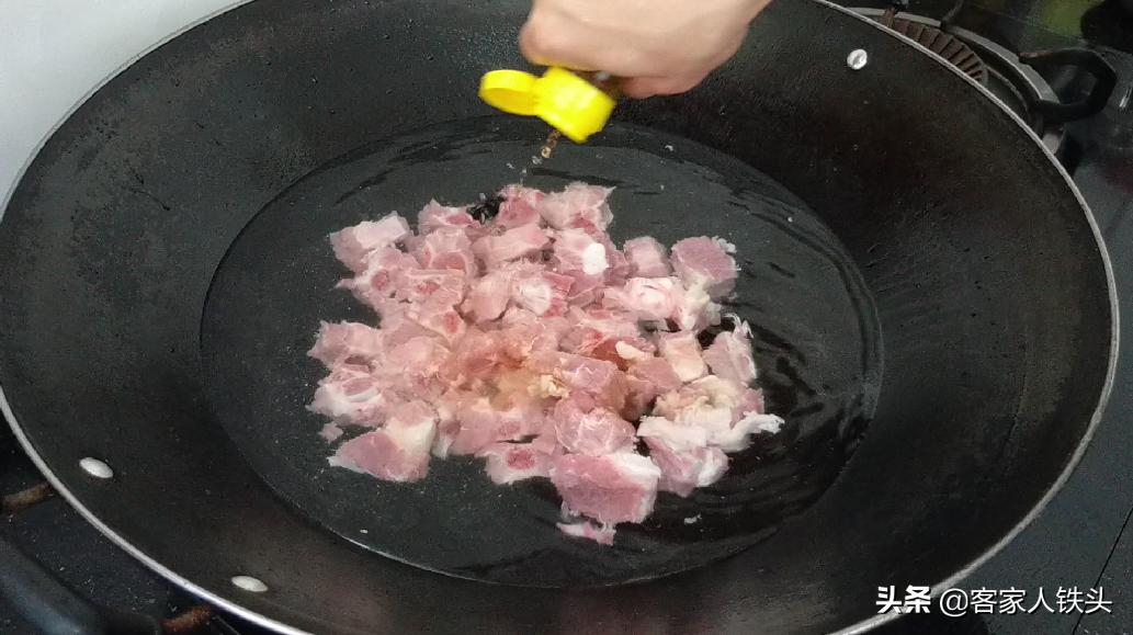 排骨怎么用电饭锅炖好吃,电饭锅焖排骨的家常做法孩子爱吃