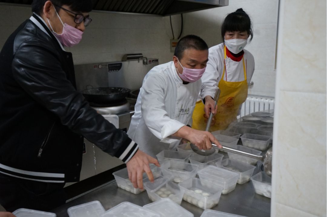 雪夜寒风送汤圆疫情防控暖人心,疫情期间千家万户送温暖