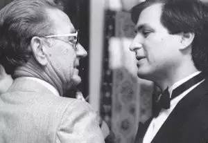 苹果公司创始人乔布斯在银幕演讲,苹果创始人乔布斯个人简介