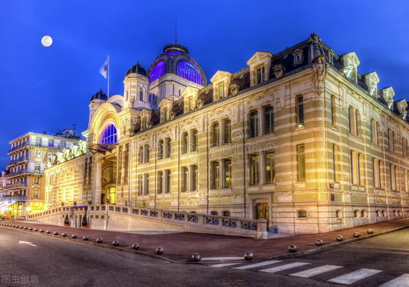 依云矿泉水纪念版,1500块钱一瓶左右的依云矿泉水