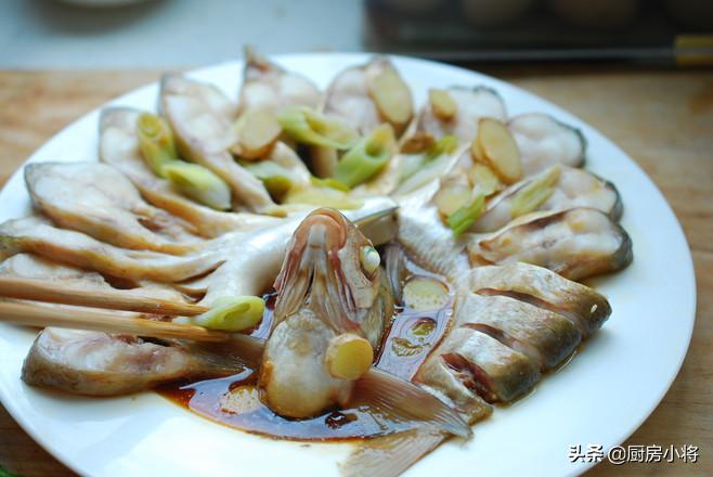 年夜饭鱼菜谱大全及做法,不可错过的年夜饭孔雀开屏鱼