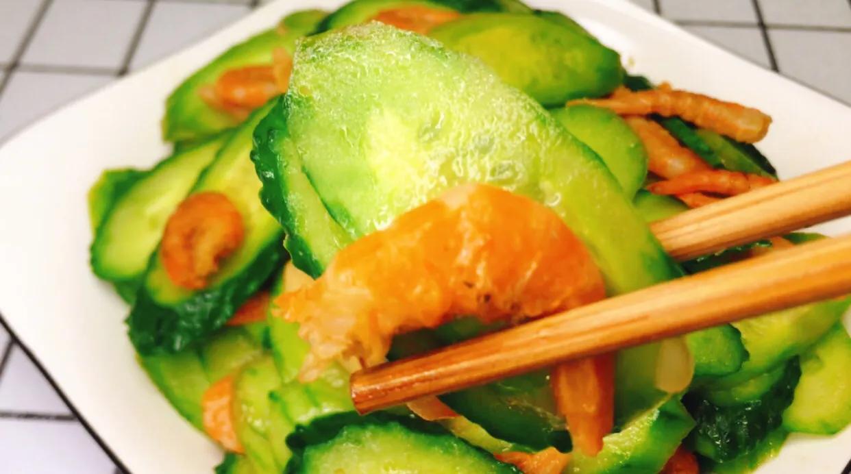 胡萝卜丁黄瓜丁炒虾仁怎么炒好吃,虾仁怎么做营养减肥餐