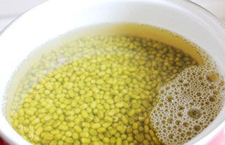 绿豆汤是红色解暑还是绿色解暑,绿豆汤真的是解暑神器