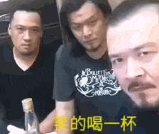 搞笑gif跟着妹子的节拍摇起来,敲锣打鼓甩头搞笑gif
