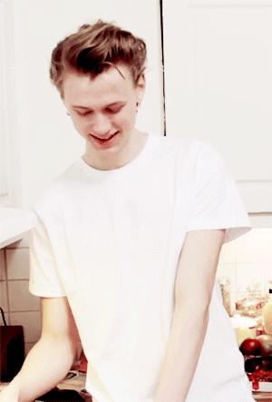 最简单的办法去除t恤上的油渍,白t恤发黄油渍怎么洗才能洗白