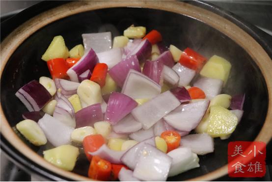 家常炖草鱼酱汁浓郁简单美味,草鱼一半油炸和一半炖汤