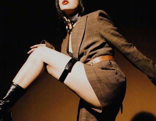 网友剪辛芷蕾同款发型,辛芷蕾黑长直造型登杂志封面