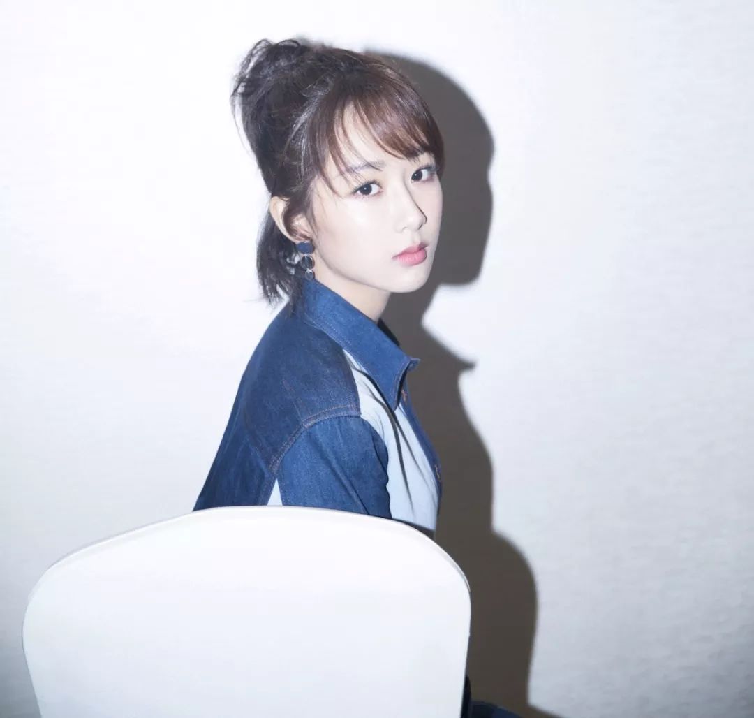 戚薇许嵩最新视频,戚薇现身许嵩演唱会全程抢热搜