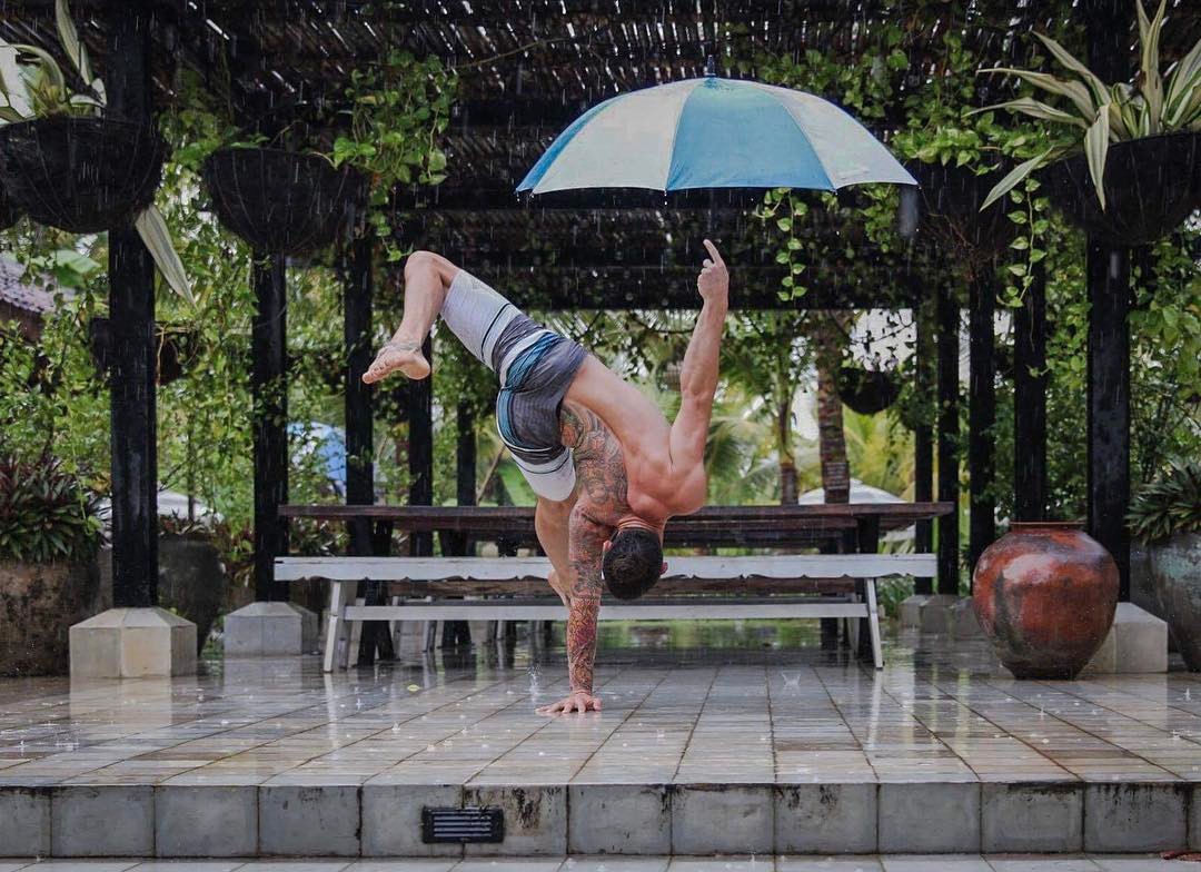 男神“衣架子”身材大揭秘，原来是每天坚持瑜伽，力量升级不得了