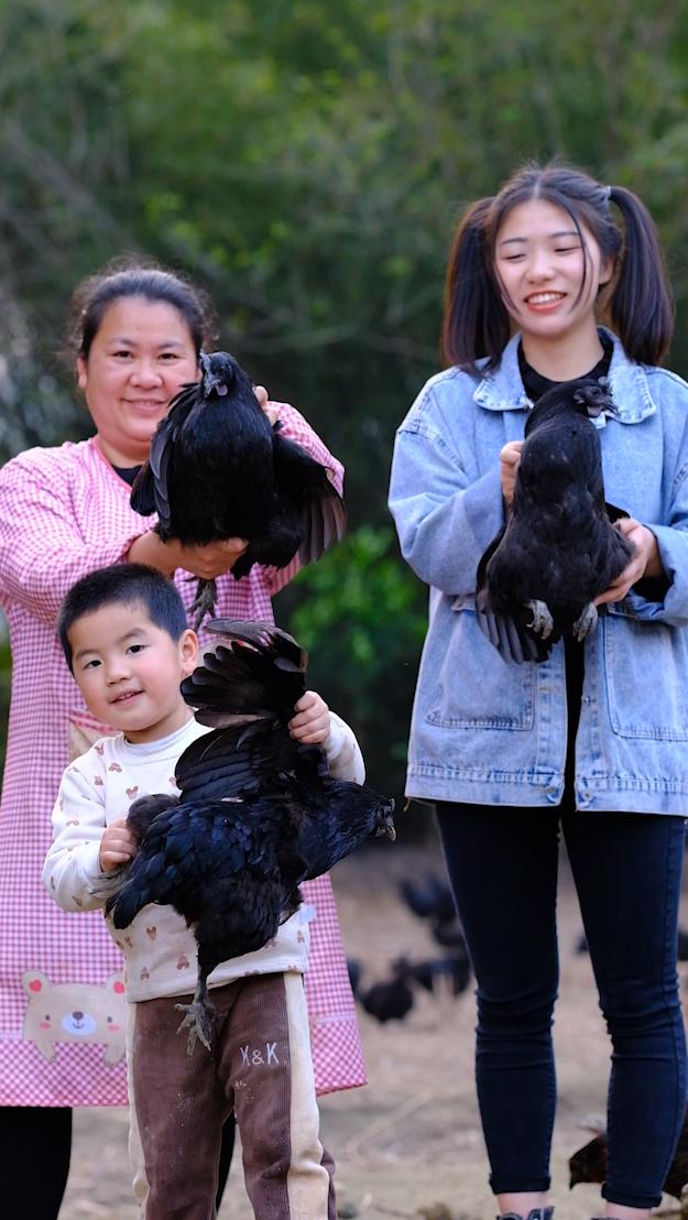 全身皮毛都是黑色的，长得像鸟一样的鸡，一年能卖8000多只