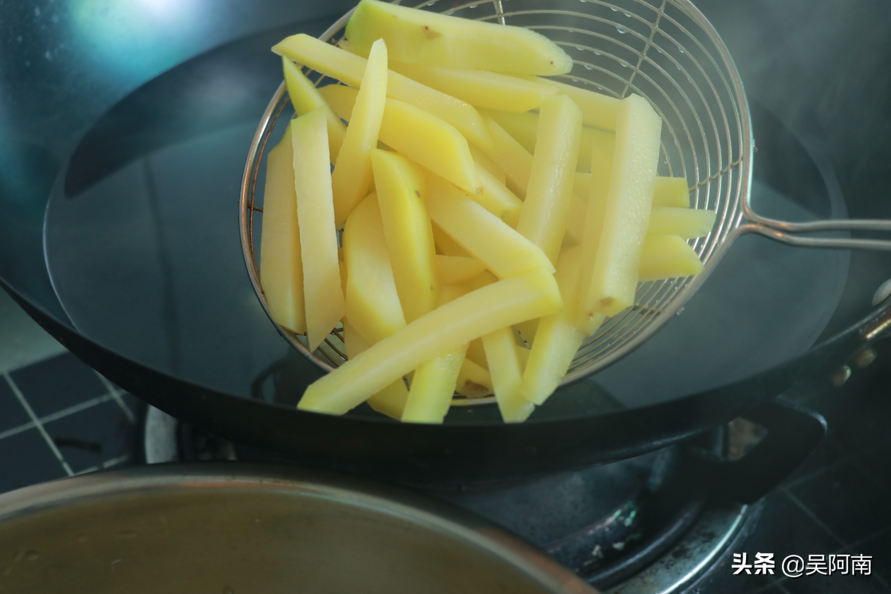 教你在家做炸薯条简单实惠,怎样在家里炸薯条又好吃又省事儿