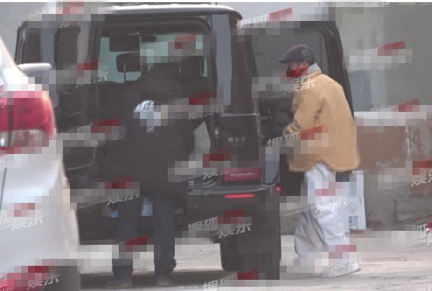 王宝强开豪车接送儿子，王子豪身高已到爸爸胸口，自强独立受好评