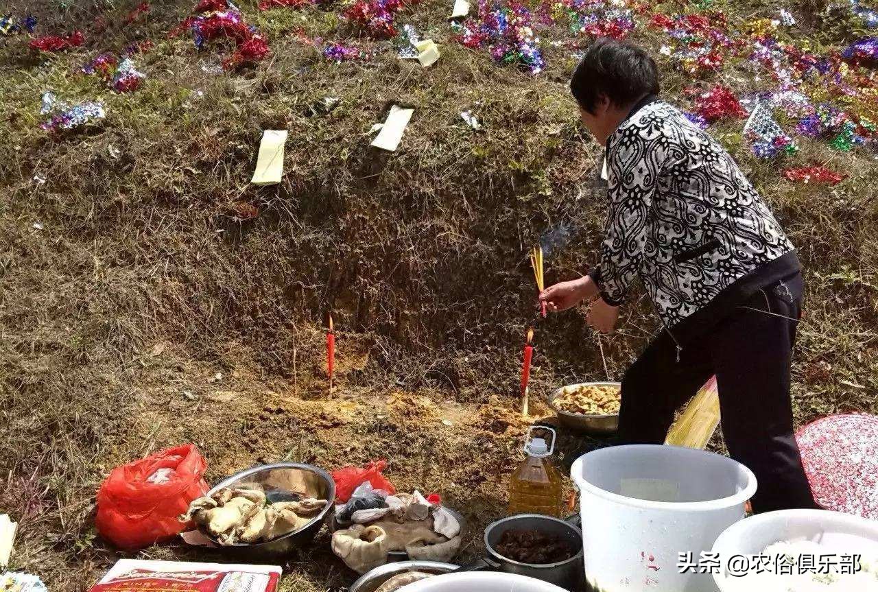 清明节上坟烧纸的正确方法,清明节扫墓白纸还是黄纸