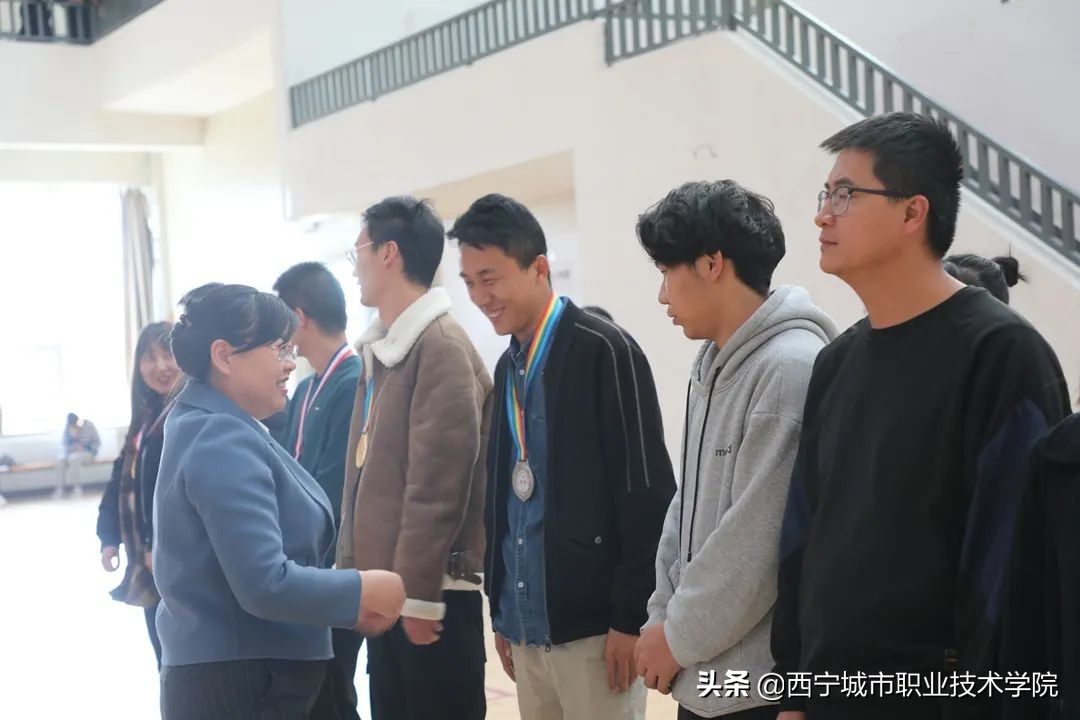 挥洒汗水运动会,挥洒青春汗水谱写青春篇章