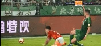 语言攻击+扔水瓶进场内，国安球迷太毒，裁判给黄牌被骂惨了