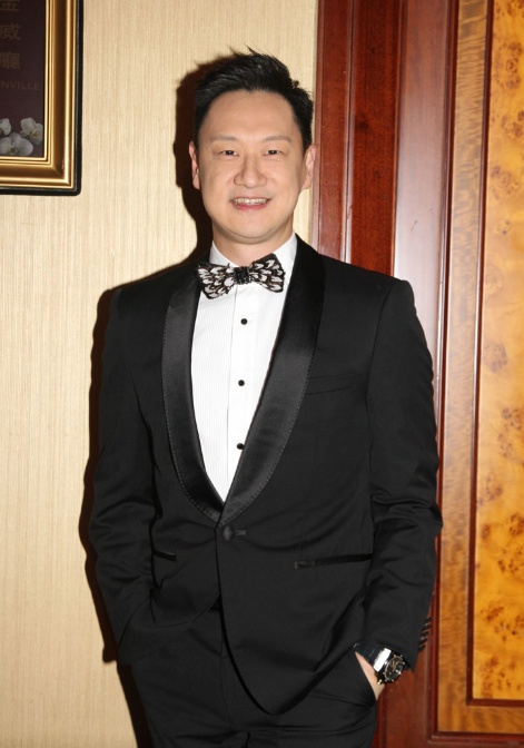 张柏芝晒12岁次子帅照,张柏芝戴墨镜帅照