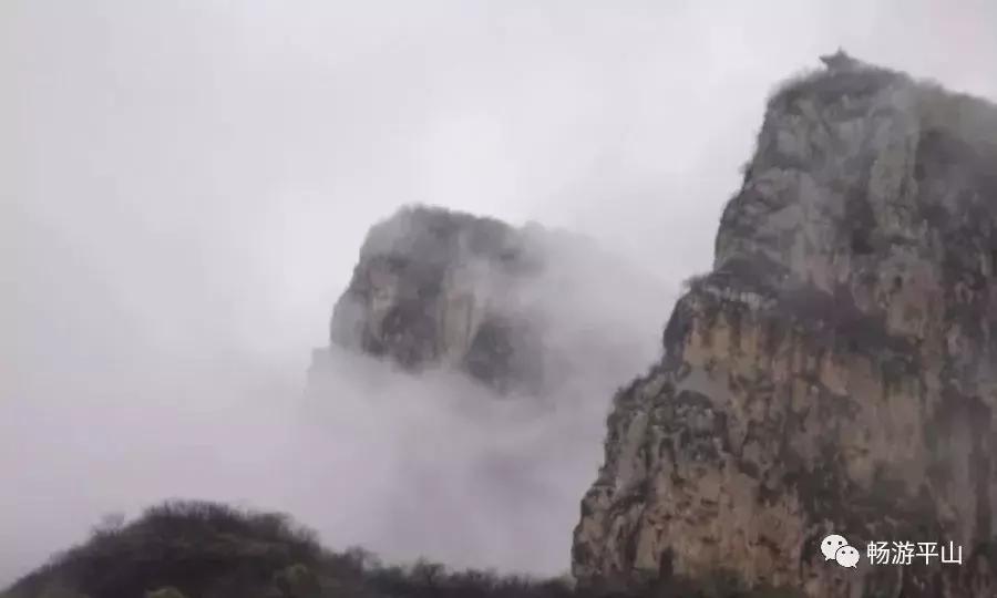 暮春之雨潇潇落，仙山云雾缥缈间~