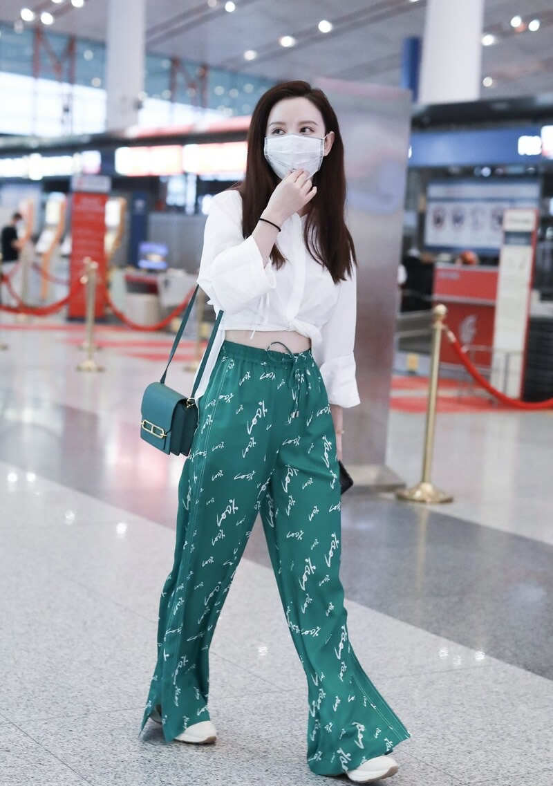 墨绿色上衣搭什么颜色的裤子好看,墨绿色上衣配什么色的裤子好看