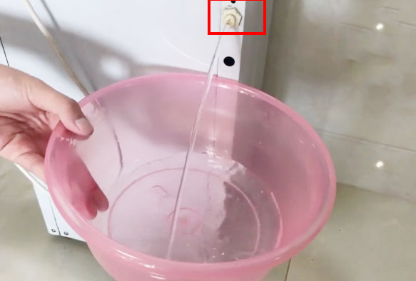 饮水机水出来很脏怎么办,直饮饮水机里的水很脏