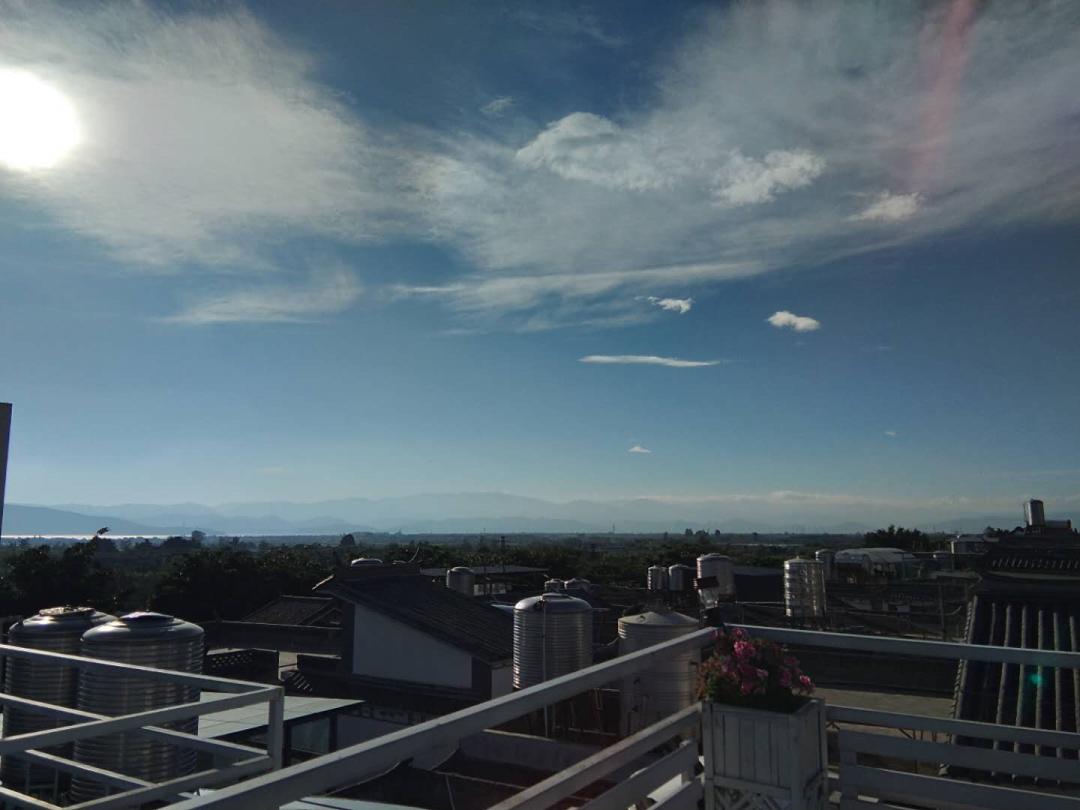 大理客栈月租百元，散步、读书、摆摊