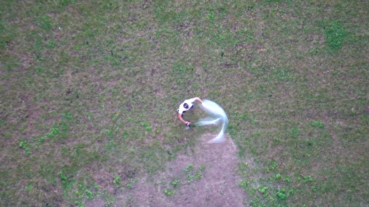 外国牛人作死实验高空抛物,老外高空趣味实验