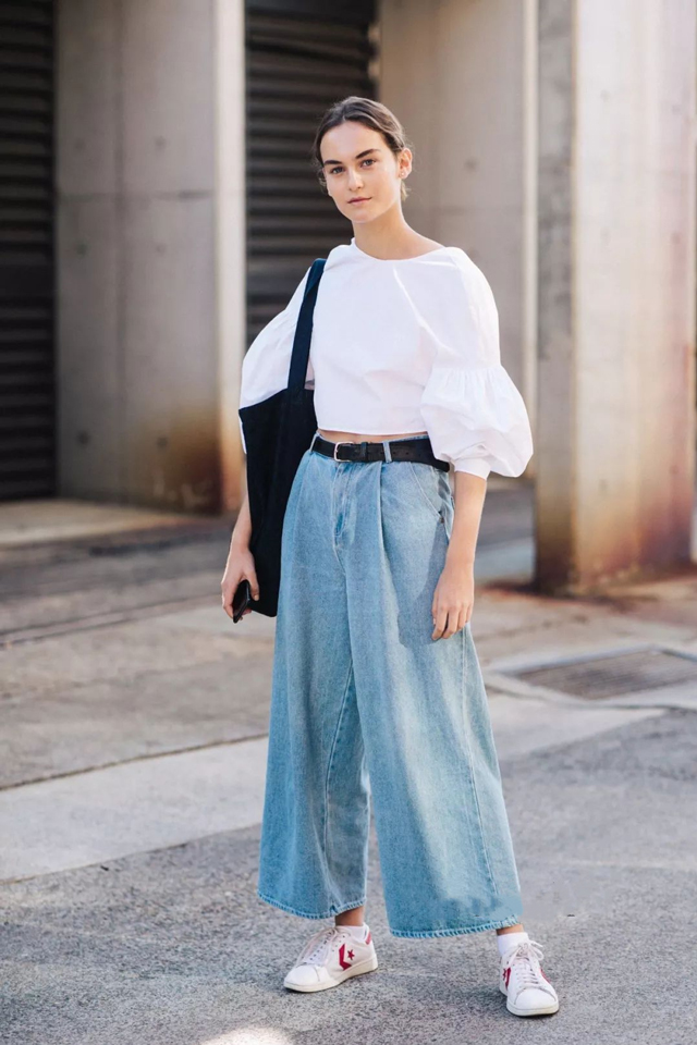 早春针织衫要这样穿真的很美,最近流行一种薄春衫衬肤白显年轻