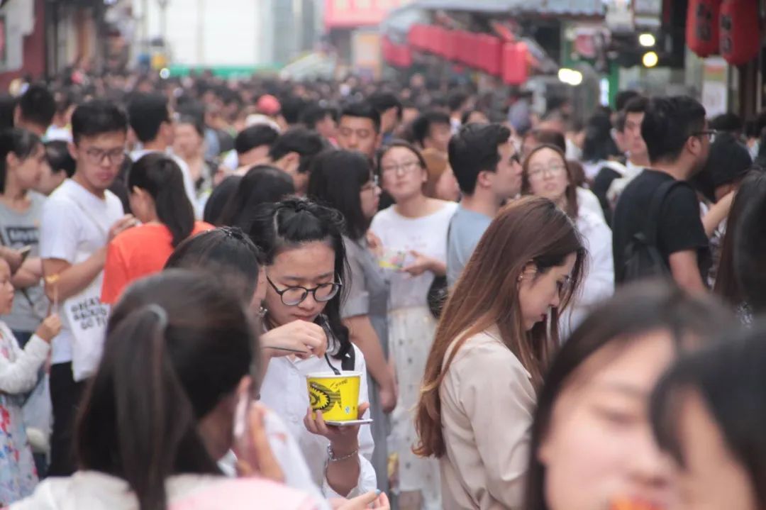 小伙摆摊卖烤串两个月瘦20斤赚7万,90后夫妻开店卖炸串月收入3万