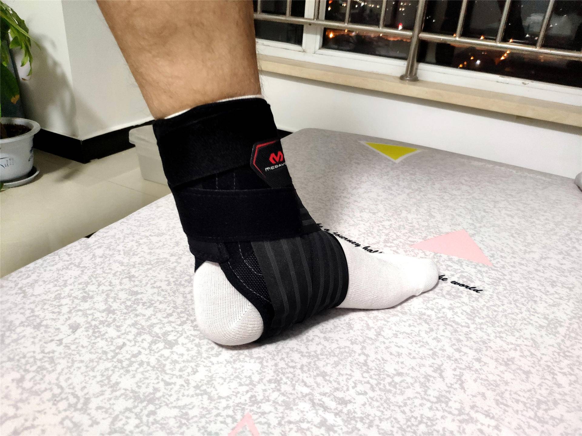 迈克达威护踝可以打球吗,打篮球崴脚后容易崴脚