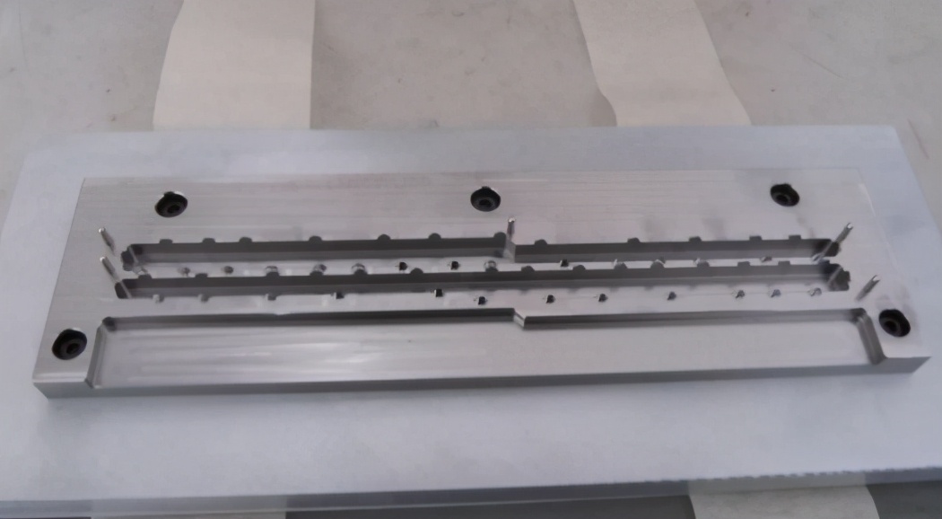 平版雕刻刀模,雕刻模切刀模制作过程