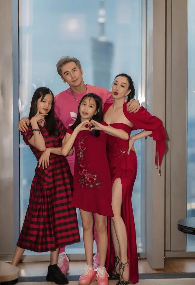 钟丽缇带两个女儿现身机场,钟丽缇14岁二女儿颜值逆袭