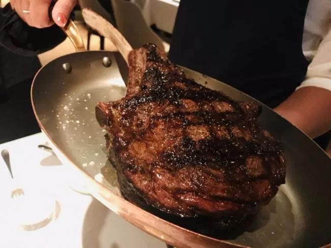 想要吃到温哥华最正宗的火焰炭烤牛排，耶路镇这家店一定是首选