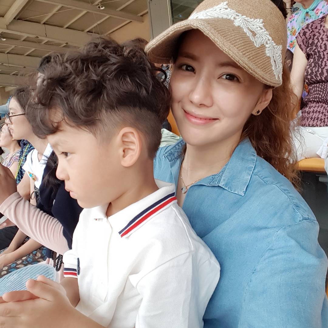 韩女星刘荷娜“越界”了？与公公互动亲密，还称老公安装隐藏相机