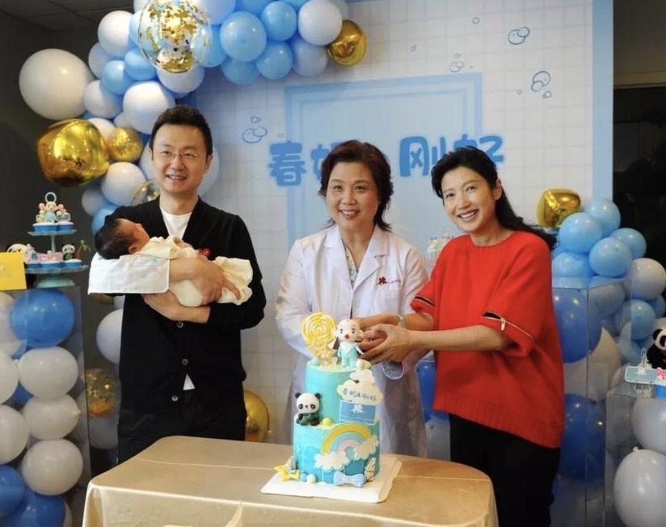 月亮姐姐李梓萌刚强春妮合照,春妮月亮姐姐李梓萌刚强同台