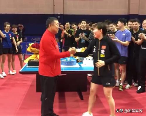 刘国梁带地主家的傻儿子图片,刘国梁给孩子买礼物