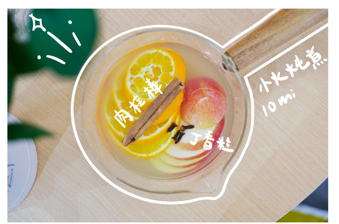 一个女人在家喝果酒,女孩子可以喝自己做的果酒吗