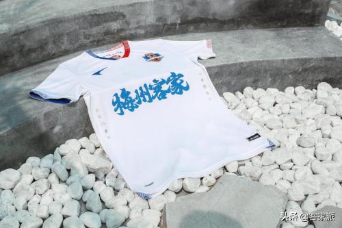 足球新换球衣的球队,中国客家足球俱乐部