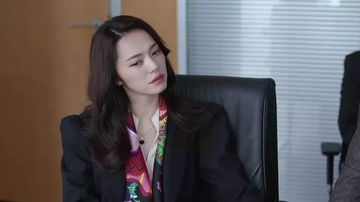 短丝巾搭配衬衫及职业装系法大全,女士黑色衬衣职业装配什么丝巾