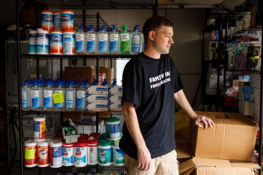 美国空军退役军人囤1万多瓶手消毒剂，准备卖高价，遭网站封号