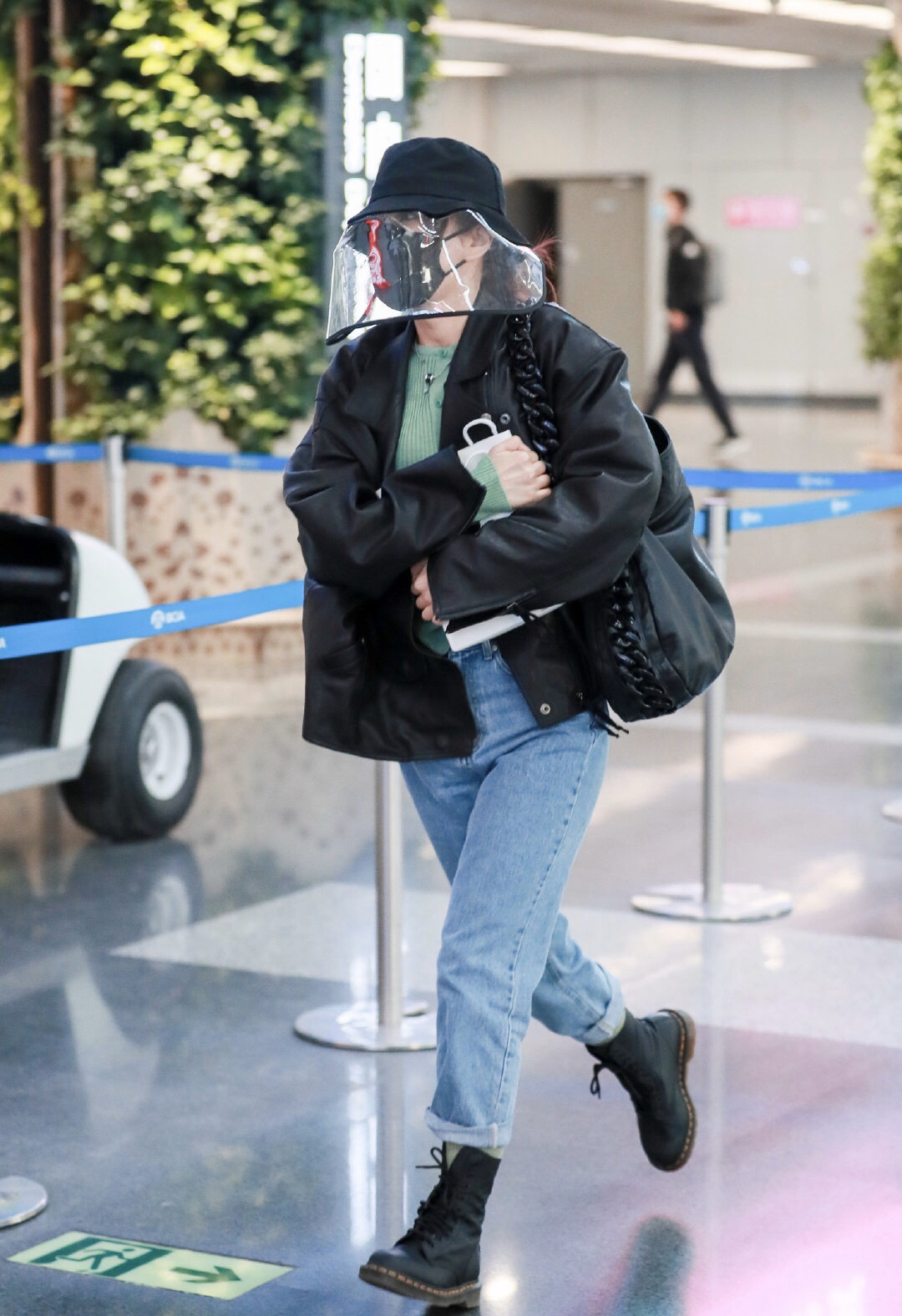 吴昕穿搭黑色帽,吴昕穿潮装现身机场