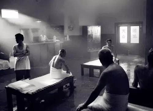 洗澡时搓下来的泥是什么？在显微镜下放大一百倍，看后让人不舒服