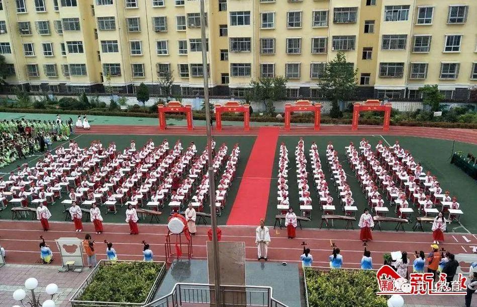 书写校园小学,写校园的一处美景三年级下册300字