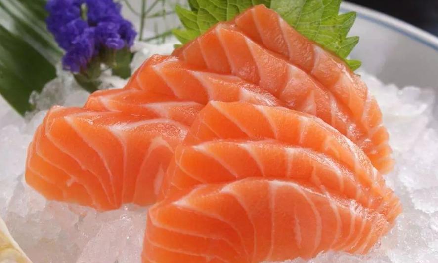 小伙子买了6斤三文鱼，一股脑塞到瓶子里，5个月后喜从天降