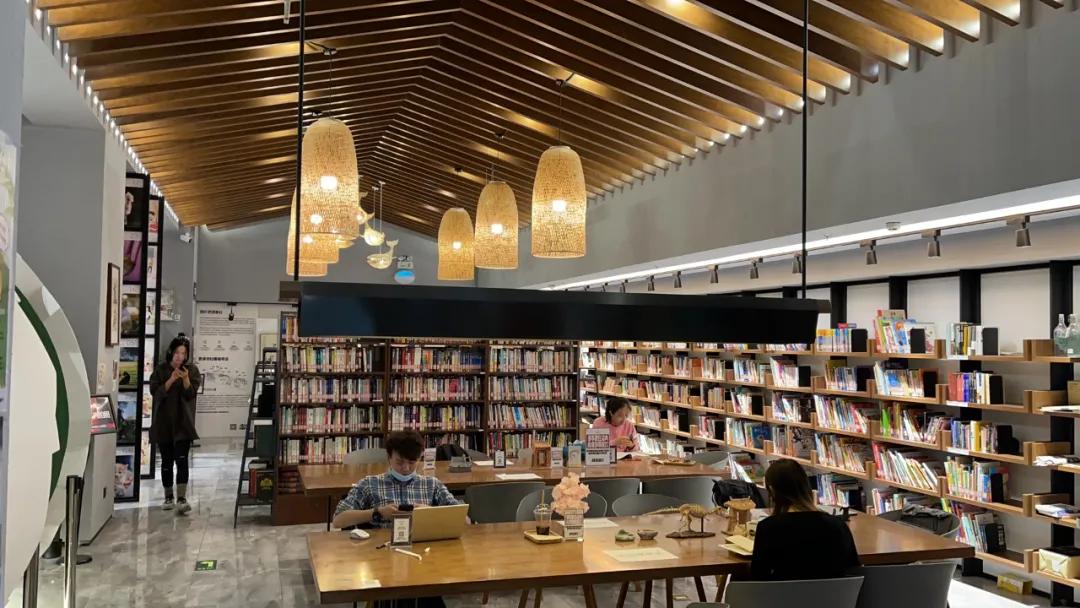 世界读书日让我们重回最美书店,新华书店围绕世界读书日说些什么