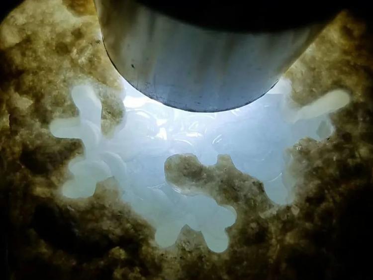 莫西沙蛋面,莫西沙原石开窗蓝底