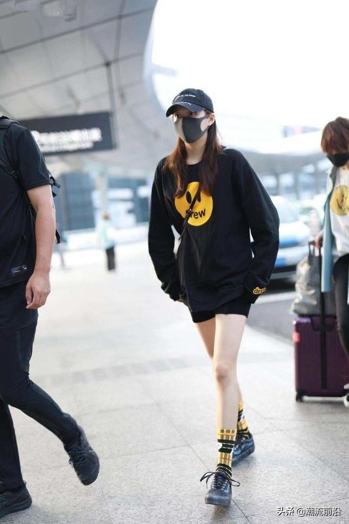 关晓彤衣品直线大衣洞洞裤,关晓彤最近衣品