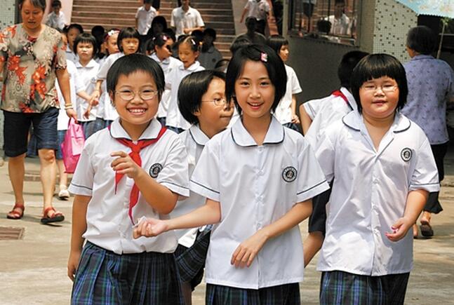 校服收费标准小学生,小学生校服收费100块